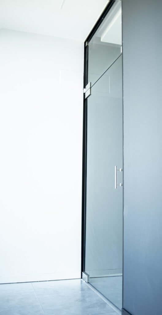 1.Puerta de vidrio Pivotante 1