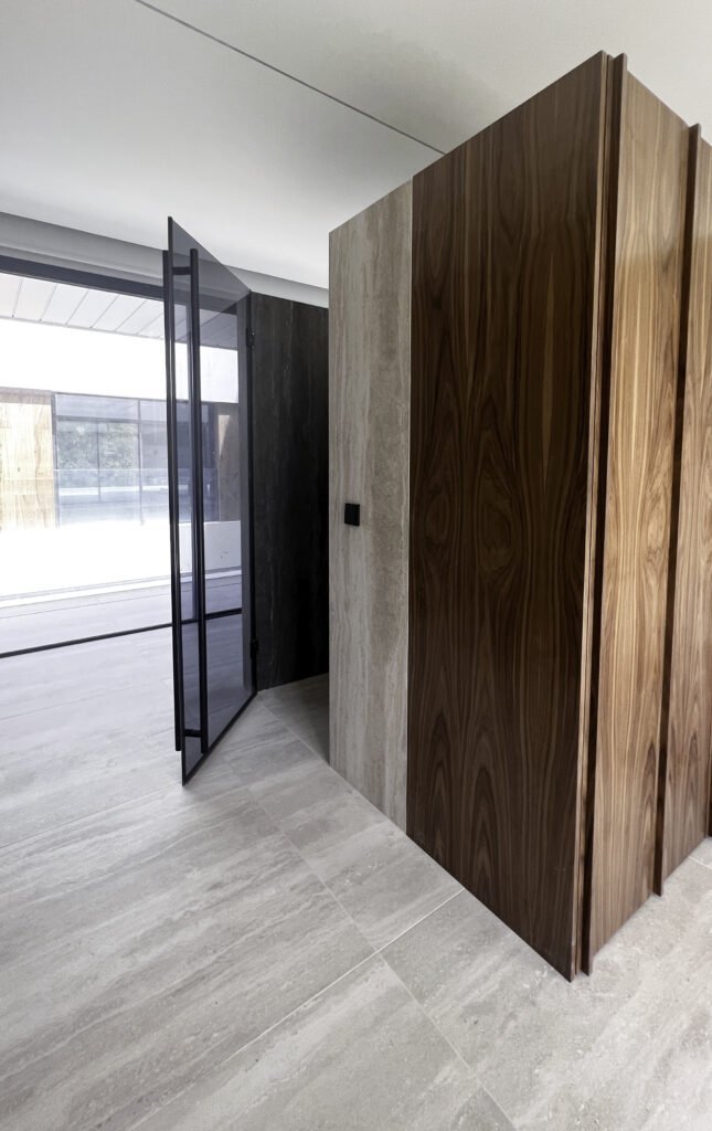 4.Puerta abatible vidrio negro