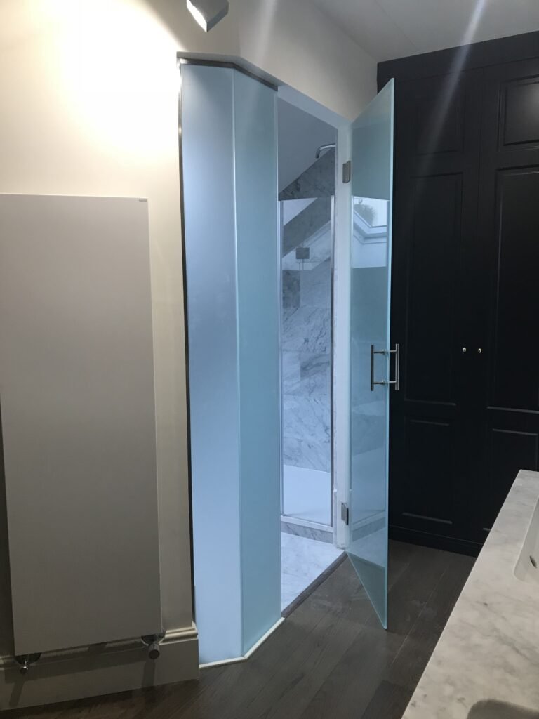 5. Puerta abisagrada vidrio mate