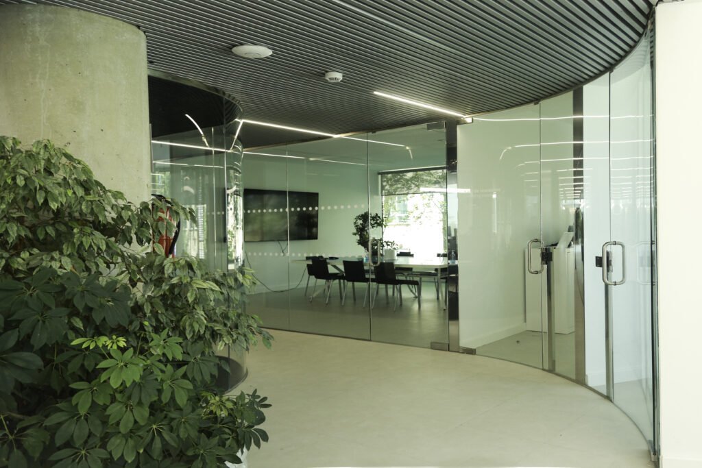 Mamparas de oficina puerta curvada