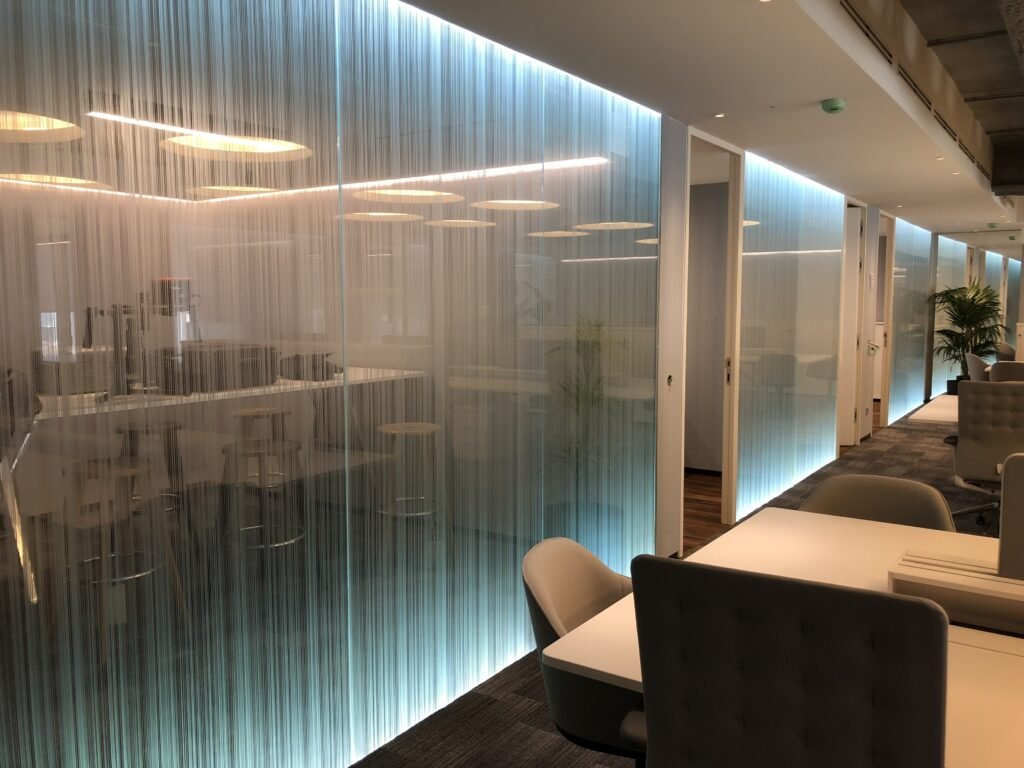 Vidrio Decorativo lineas vetroline retroiluminado oficinas