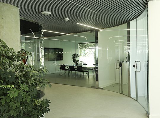 vetrolux Mamparas de oficina puerta curvada