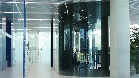 Mamparas de oficina y puertas de vidrio curvado