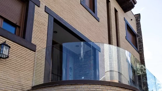 Barandilla de vidrio curvado barandilla de escalera con perfil visto