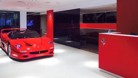 Mamparas divisorias vidrio rojo ferrari puertas aparcadas. Ferrari Santogal