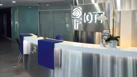 Puerta automatica mamparas de oficina con perfileria y vidrio lacada de color. Instituto Oftalmologico Tres Torres