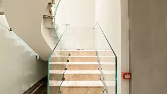 Barandilla de escalera vidrio curvado abotonada